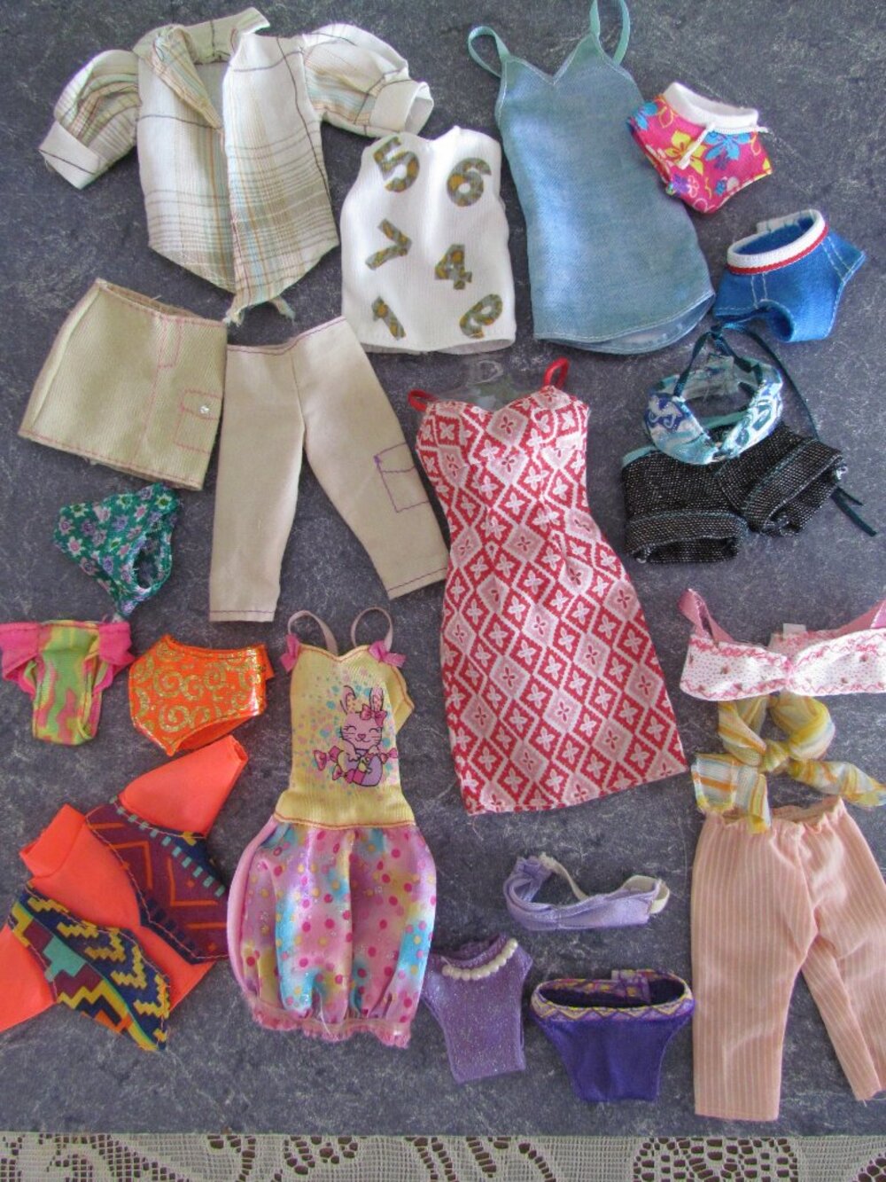 BARBIE CLOTHES LOT w DRESSES & SEPARATES; SOME VINTAGE